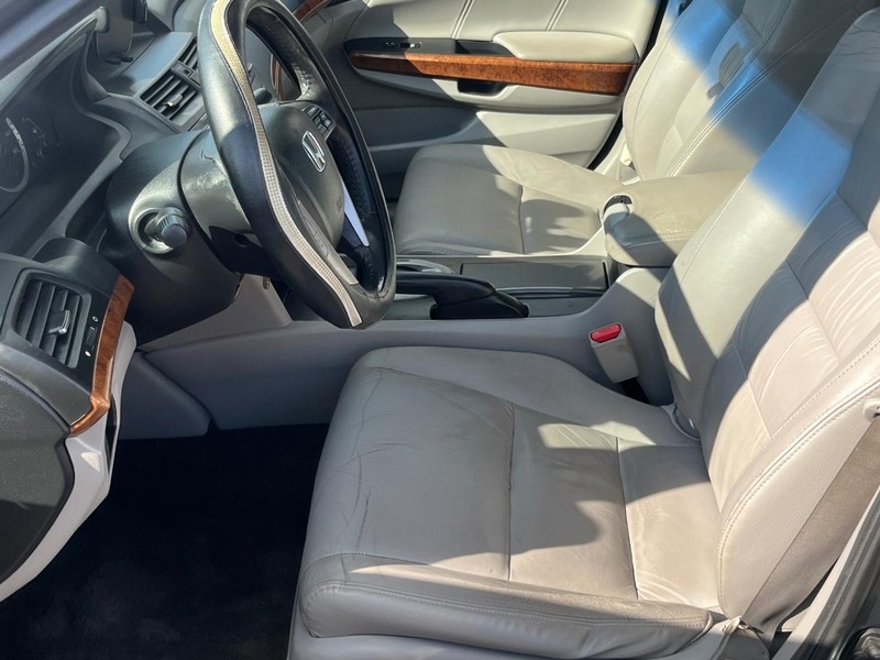 Honda Accord Sedan Vehicle Full-screen Gallery Image 11