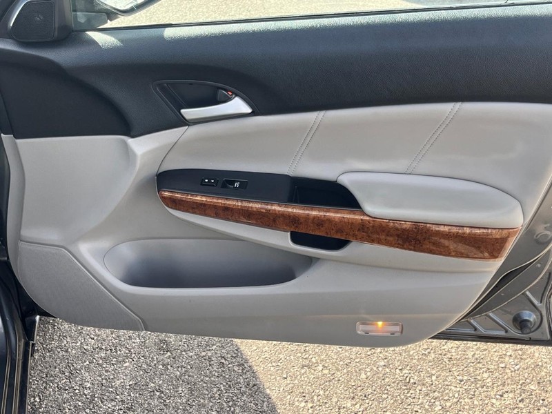 Honda Accord Sedan Vehicle Full-screen Gallery Image 18