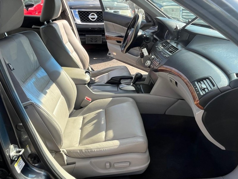 Honda Accord Sedan Vehicle Full-screen Gallery Image 21