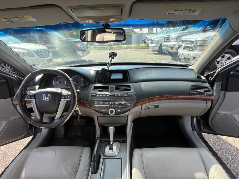 Honda Accord Sedan Vehicle Full-screen Gallery Image 24