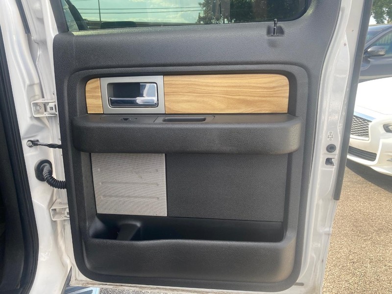Ford F-150 Vehicle Full-screen Gallery Image 12