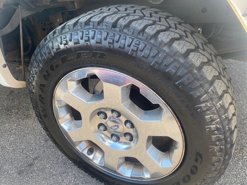 Ford F-150 Vehicle Full-screen Gallery Image 25