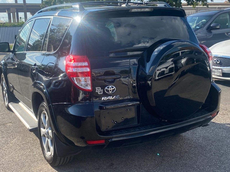 Toyota RAV4 Vehicle Full-screen Gallery Image 02