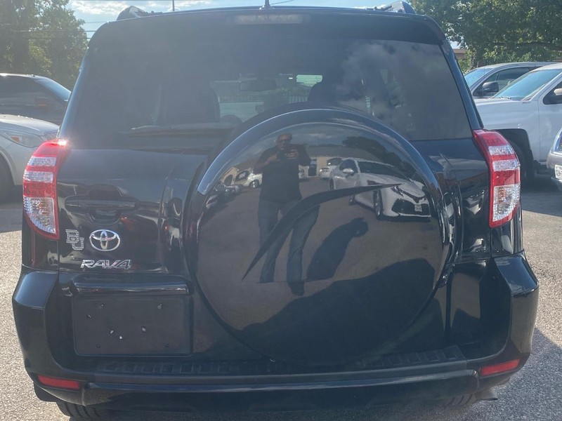 Toyota RAV4 Vehicle Full-screen Gallery Image 07