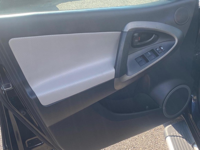 Toyota RAV4 Vehicle Full-screen Gallery Image 08