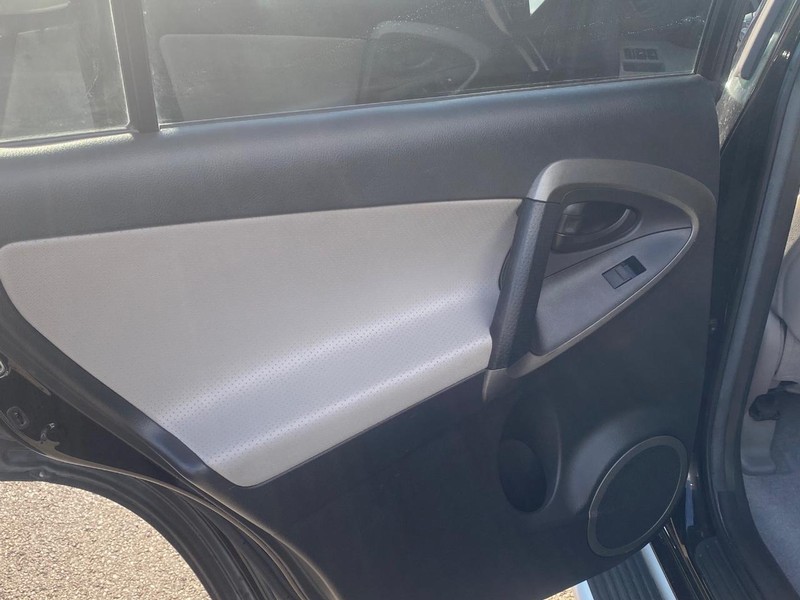 Toyota RAV4 Vehicle Full-screen Gallery Image 11