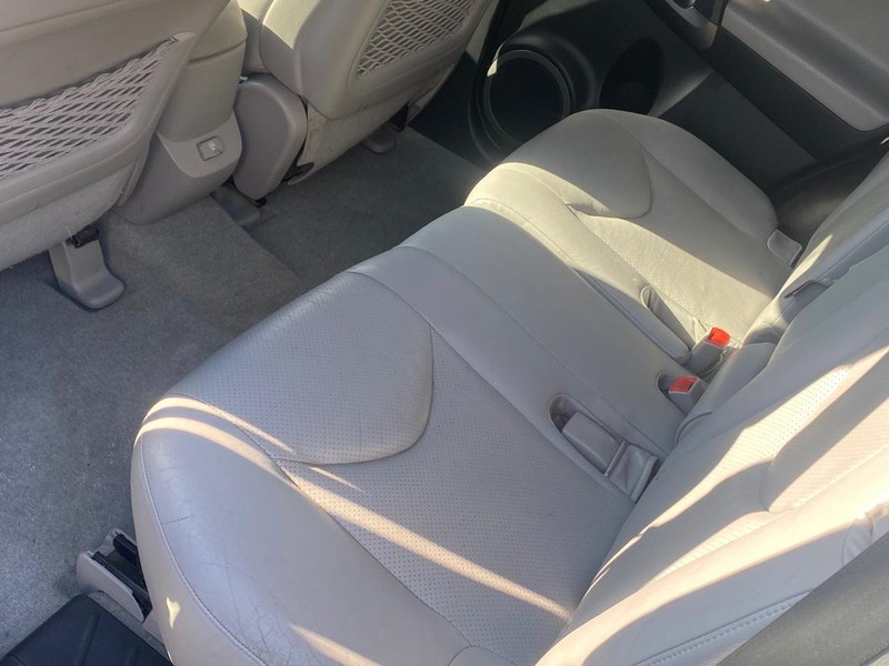 Toyota RAV4 Vehicle Full-screen Gallery Image 12