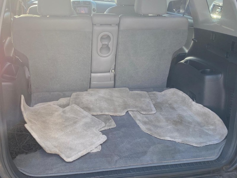 Toyota RAV4 Vehicle Full-screen Gallery Image 14