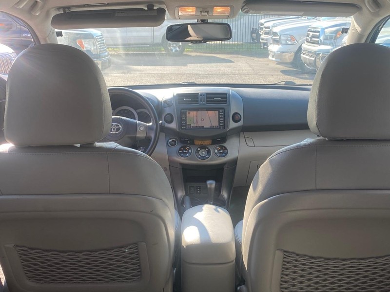 Toyota RAV4 Vehicle Full-screen Gallery Image 16