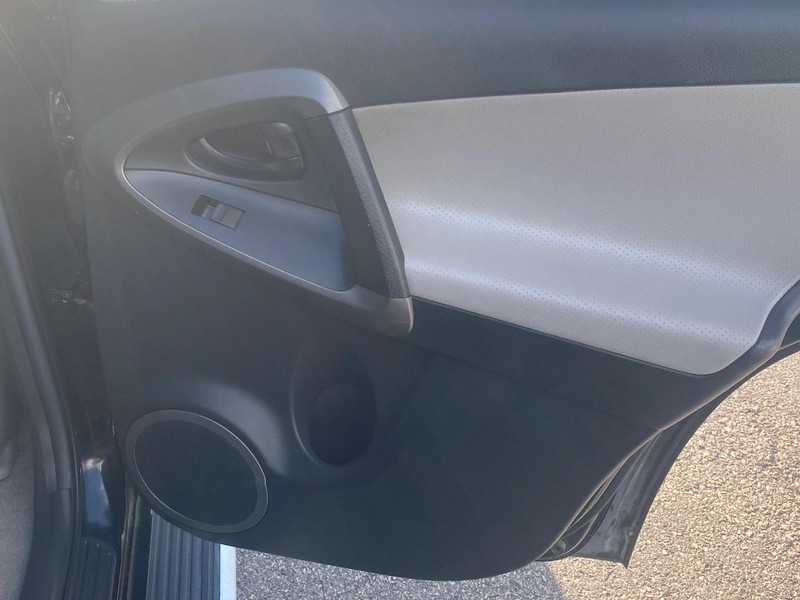 Toyota RAV4 Vehicle Full-screen Gallery Image 17