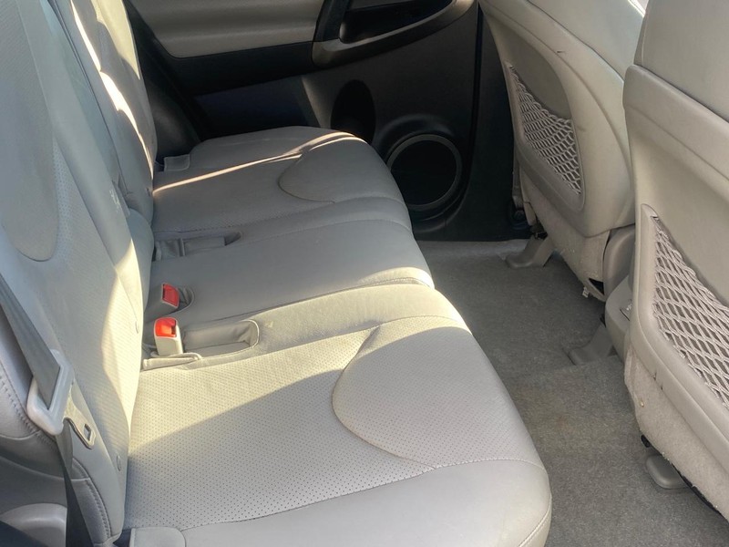 Toyota RAV4 Vehicle Full-screen Gallery Image 18
