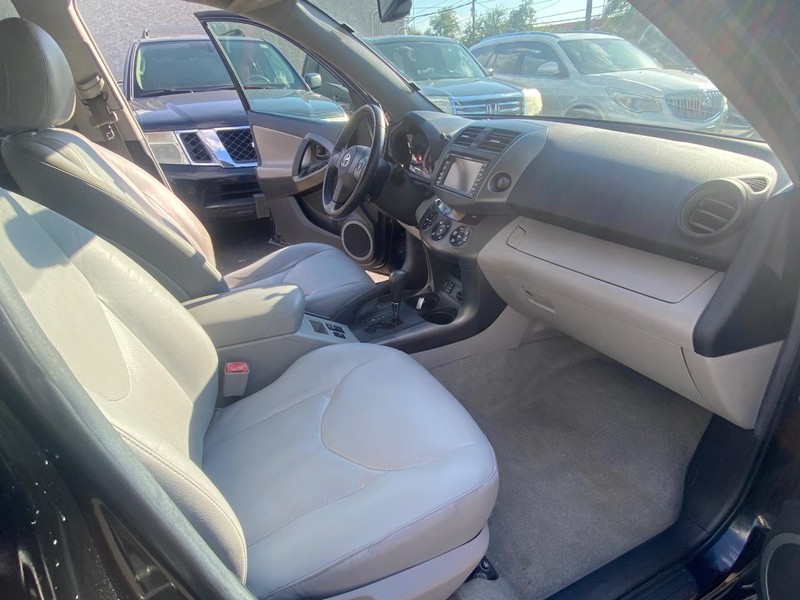 Toyota RAV4 Vehicle Full-screen Gallery Image 19