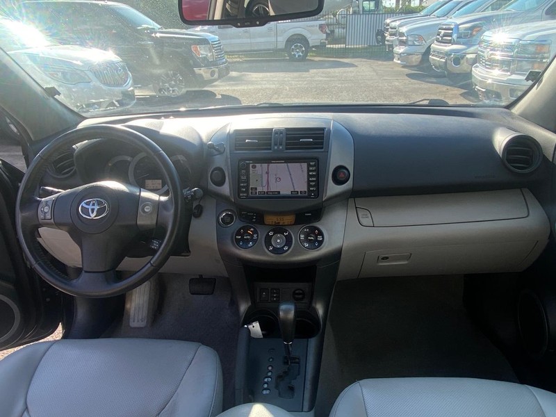 Toyota RAV4 Vehicle Full-screen Gallery Image 21