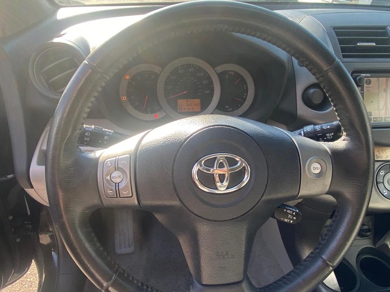 Toyota RAV4 Vehicle Full-screen Gallery Image 22