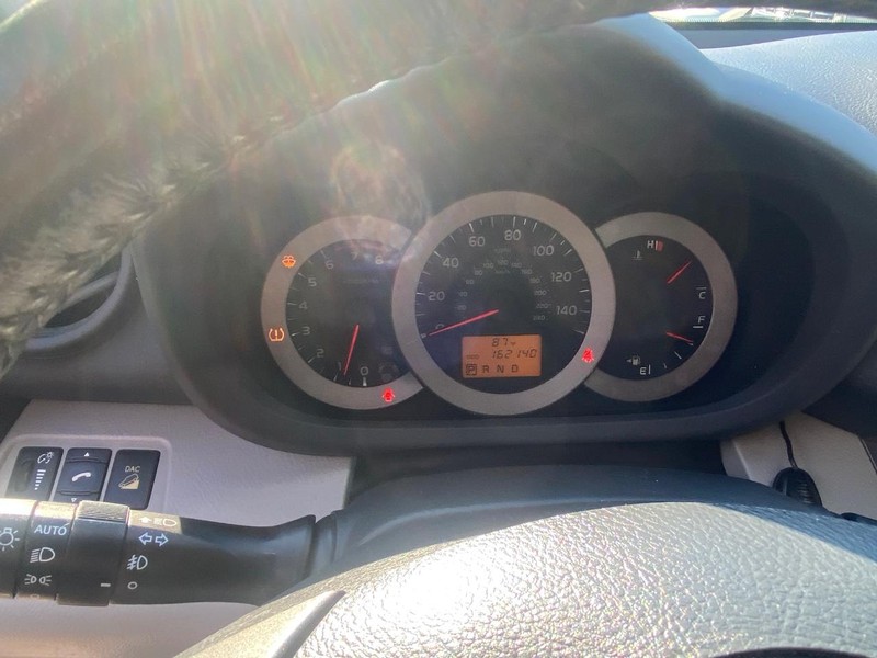 Toyota RAV4 Vehicle Full-screen Gallery Image 23