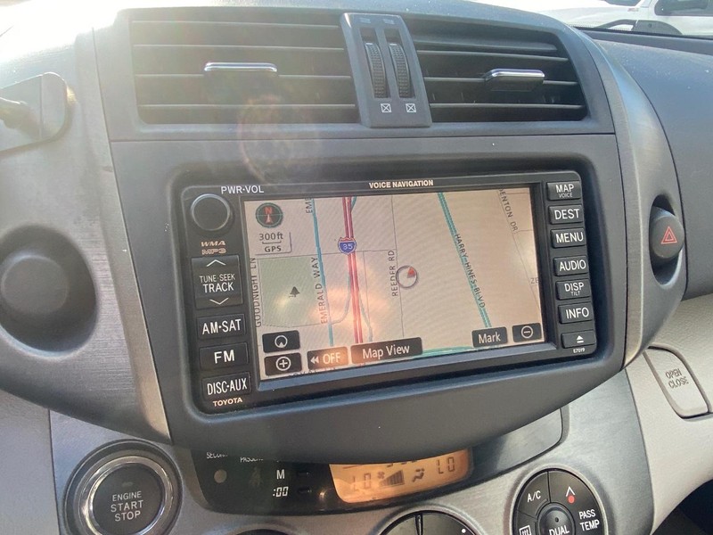 Toyota RAV4 Vehicle Full-screen Gallery Image 24