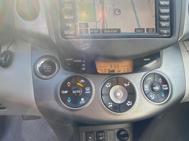 Toyota RAV4 Vehicle Full-screen Gallery Image 25