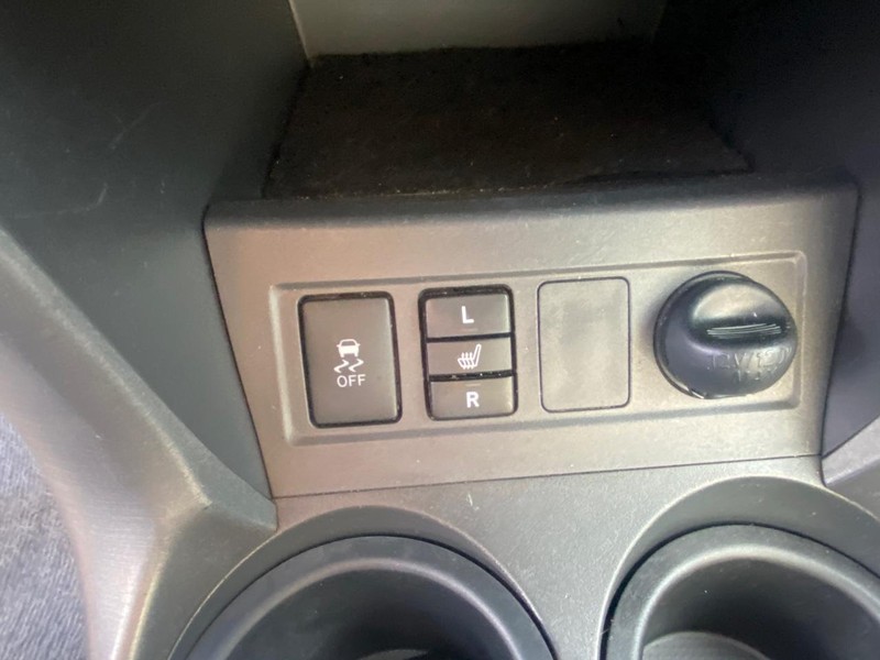Toyota RAV4 Vehicle Full-screen Gallery Image 26