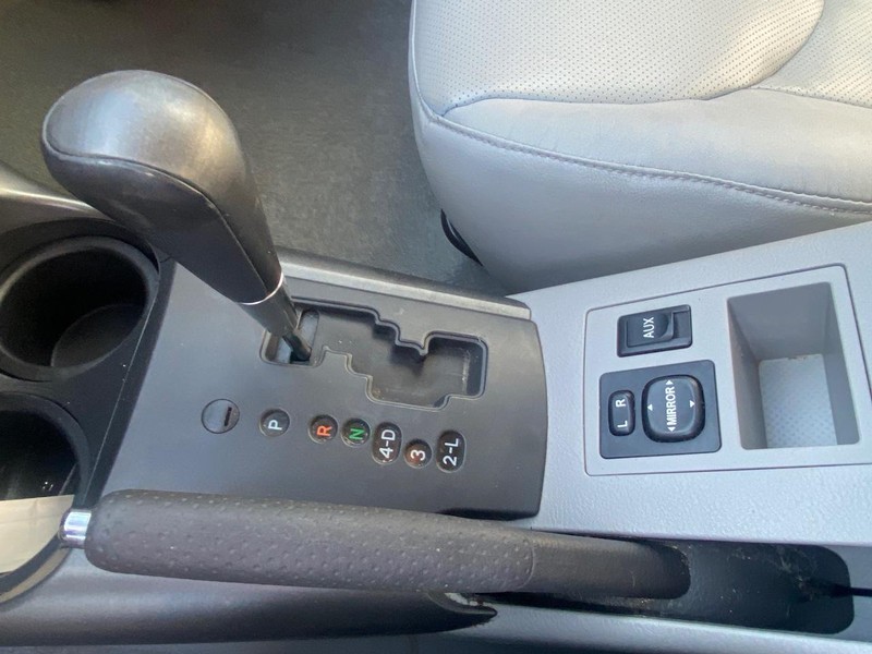 Toyota RAV4 Vehicle Full-screen Gallery Image 27