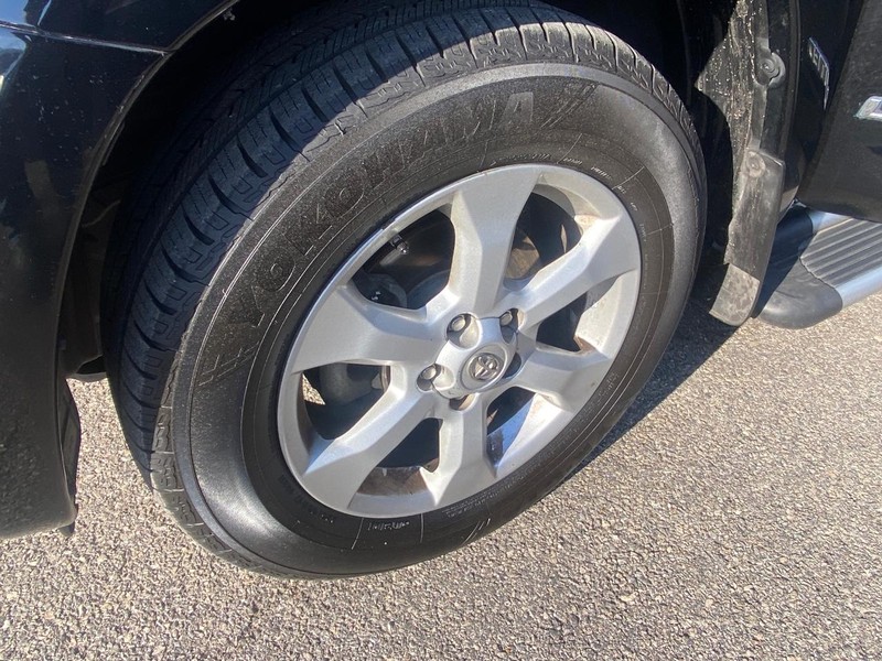 Toyota RAV4 Vehicle Full-screen Gallery Image 29
