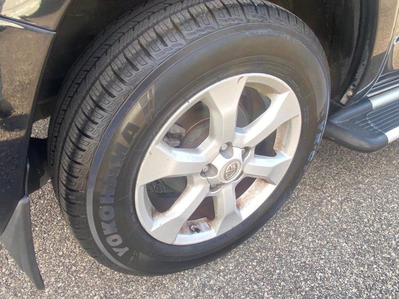 Toyota RAV4 Vehicle Full-screen Gallery Image 30