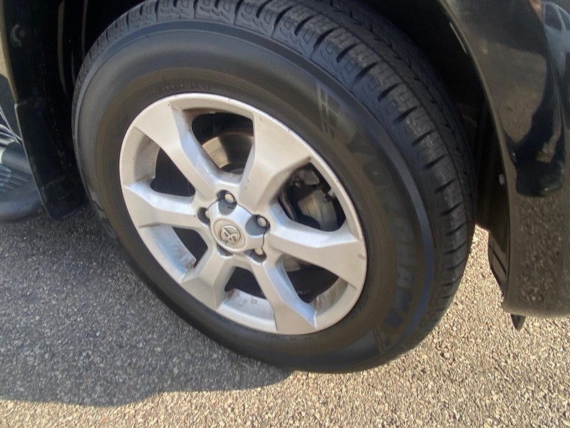 Toyota RAV4 Vehicle Full-screen Gallery Image 32