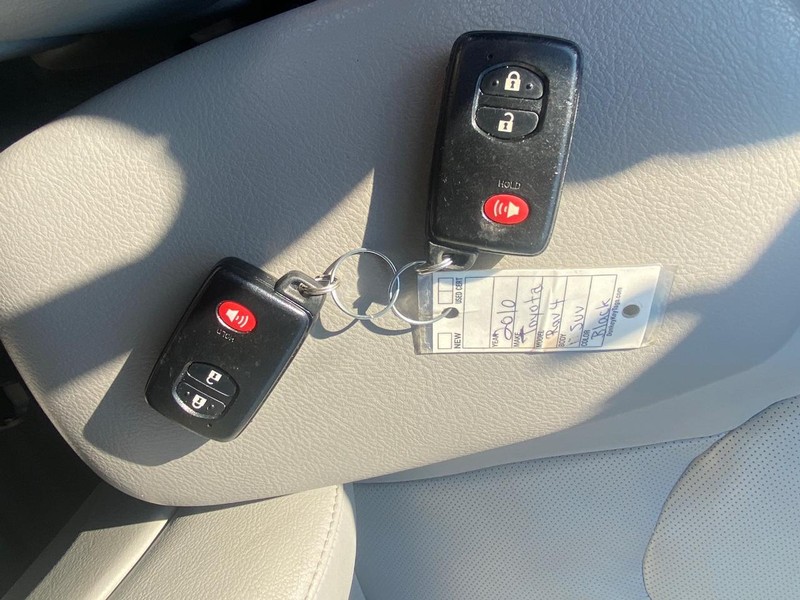 Toyota RAV4 Vehicle Full-screen Gallery Image 33
