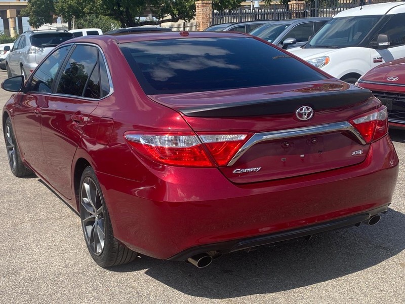 Toyota Camry Vehicle Full-screen Gallery Image 02