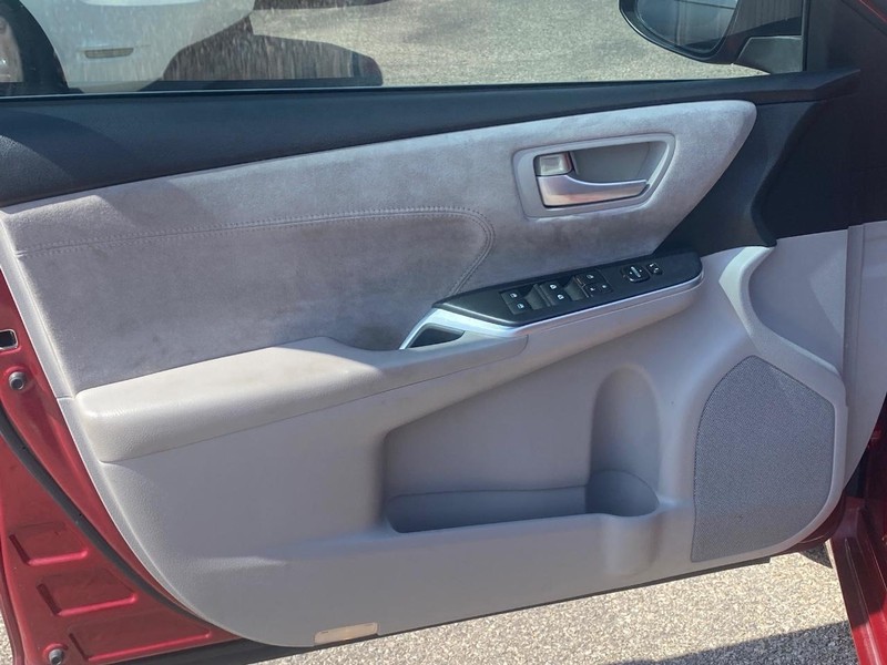 Toyota Camry Vehicle Full-screen Gallery Image 06