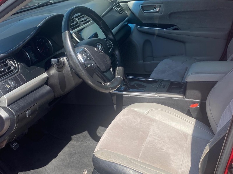 Toyota Camry Vehicle Full-screen Gallery Image 07
