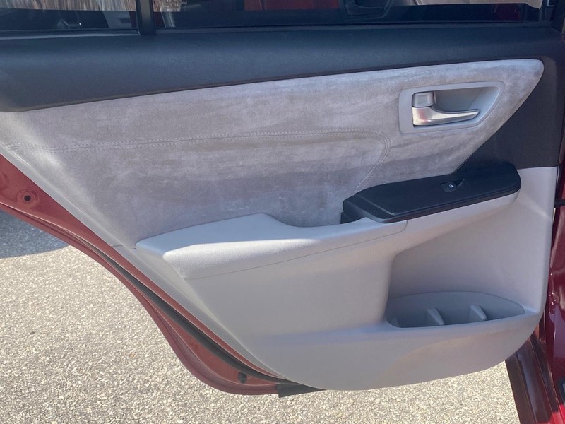 Toyota Camry Vehicle Full-screen Gallery Image 09
