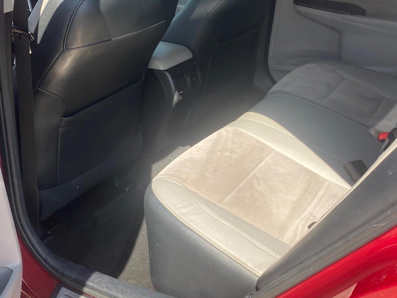 Toyota Camry Vehicle Full-screen Gallery Image 11