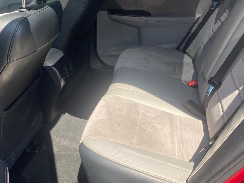 Toyota Camry Vehicle Full-screen Gallery Image 12