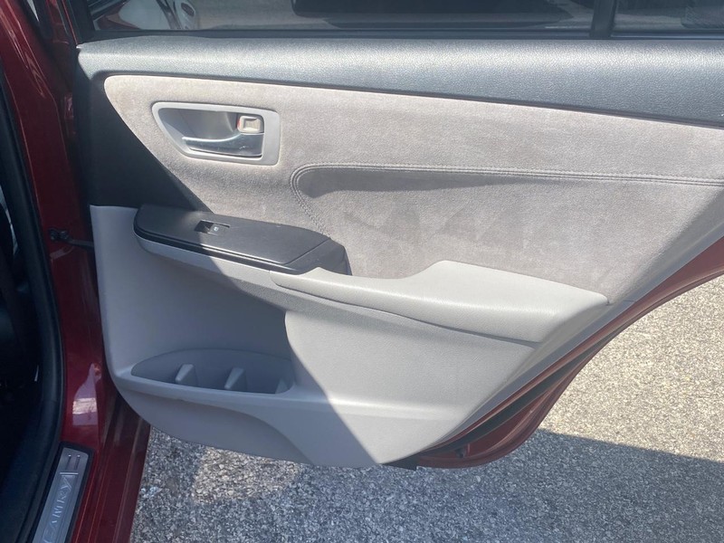 Toyota Camry Vehicle Full-screen Gallery Image 14