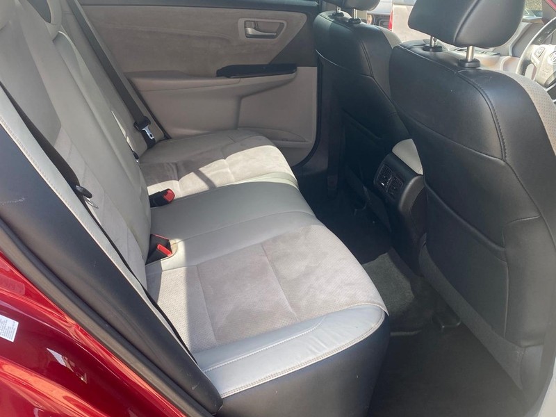 Toyota Camry Vehicle Full-screen Gallery Image 16