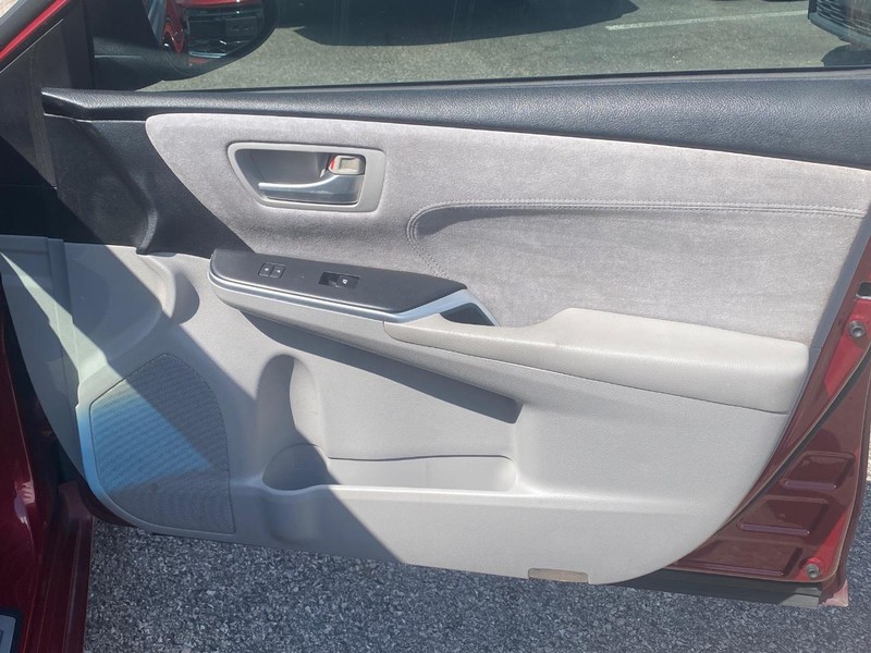 Toyota Camry Vehicle Full-screen Gallery Image 17