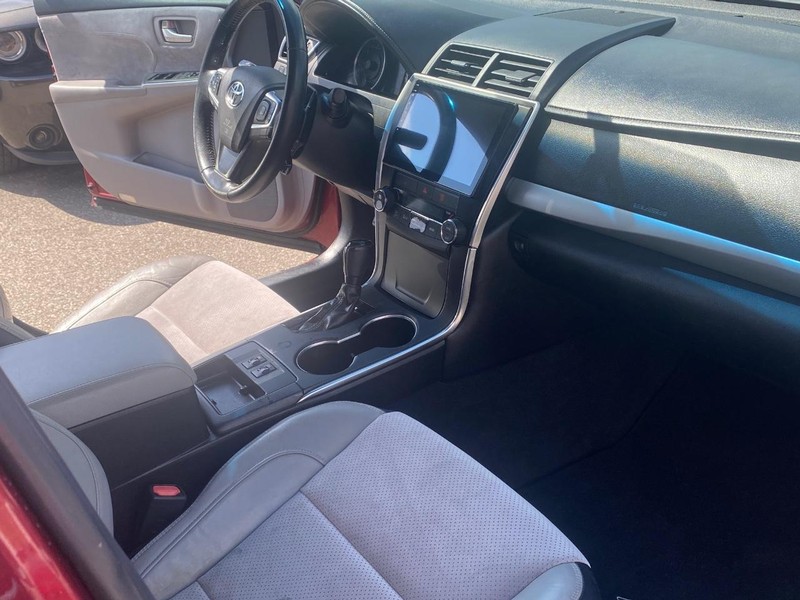 Toyota Camry Vehicle Full-screen Gallery Image 18