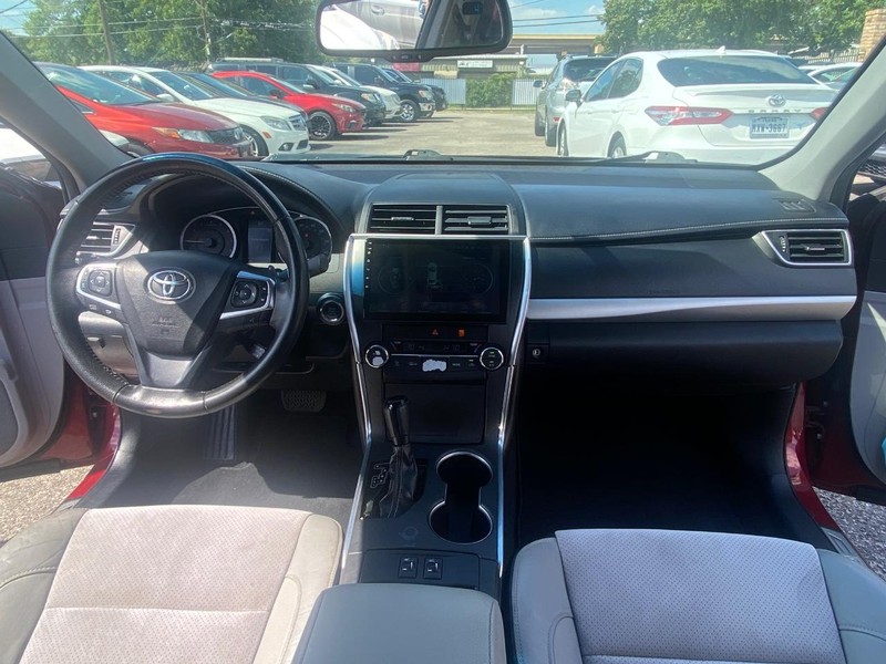 Toyota Camry Vehicle Full-screen Gallery Image 19