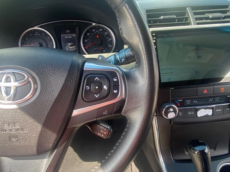 Toyota Camry Vehicle Full-screen Gallery Image 23