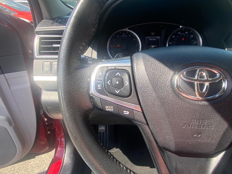 Toyota Camry Vehicle Full-screen Gallery Image 24