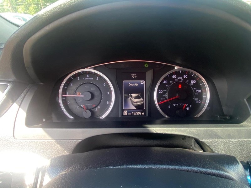 Toyota Camry Vehicle Full-screen Gallery Image 25