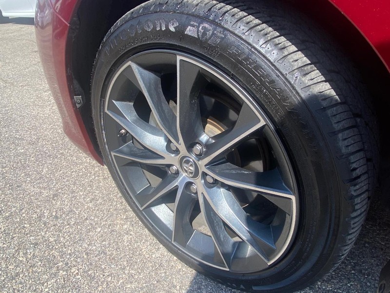 Toyota Camry Vehicle Full-screen Gallery Image 28