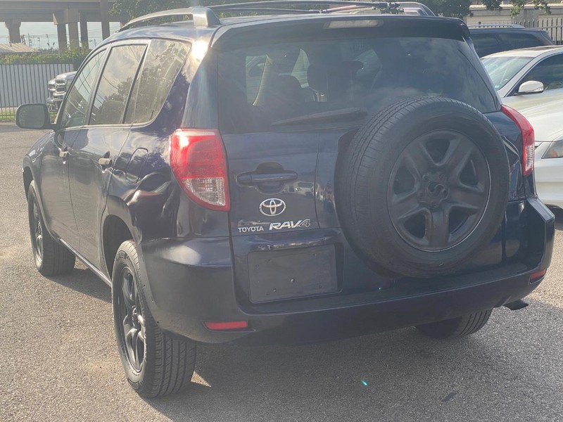 Toyota RAV4 Vehicle Full-screen Gallery Image 02