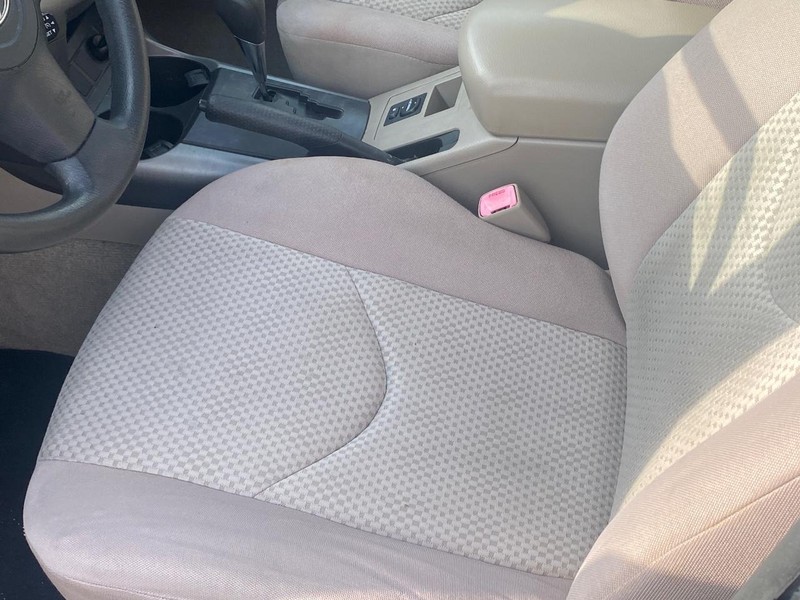 Toyota RAV4 Vehicle Full-screen Gallery Image 09