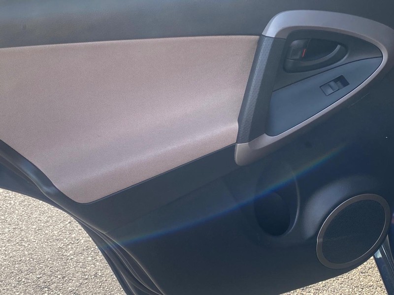 Toyota RAV4 Vehicle Full-screen Gallery Image 11