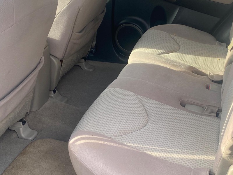 Toyota RAV4 Vehicle Full-screen Gallery Image 12