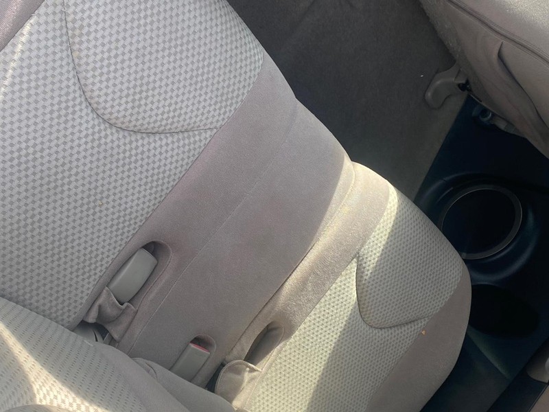 Toyota RAV4 Vehicle Full-screen Gallery Image 13