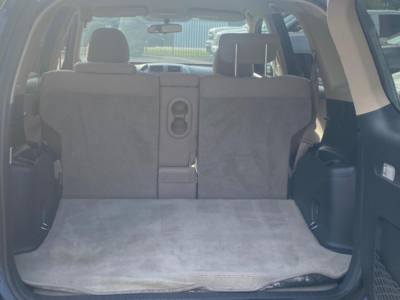 Toyota RAV4 Vehicle Full-screen Gallery Image 14