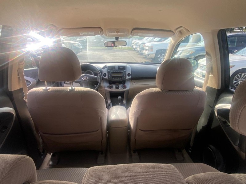 Toyota RAV4 Vehicle Full-screen Gallery Image 16