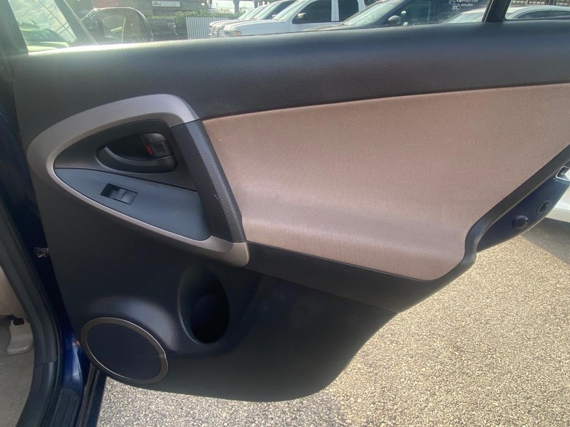 Toyota RAV4 Vehicle Full-screen Gallery Image 17